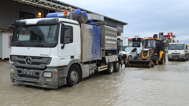 Hatay Büyükşehir Belediyesi ekipleri, 110 noktaya müdahale ederek 32 vatandaşı kurtardı