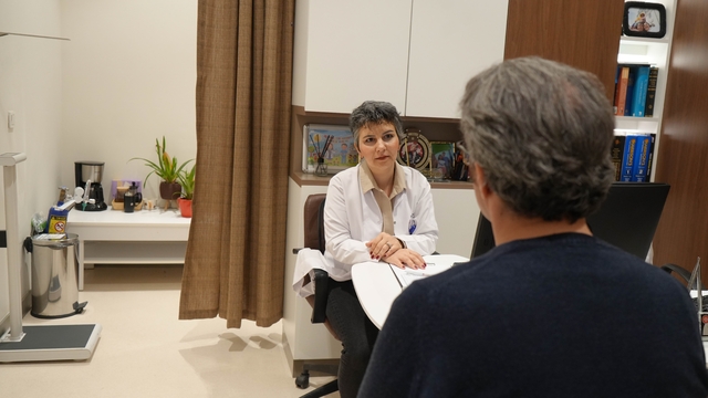 Uzman uyardı: "Türkler Amerikalılar gibi yaşıyor, obezite artıyor"
"Türkiye'nin yüzde 40'ı obezite sınırının üzerinde"
"Türkler de artık Amerikalılar gibi beslenip yaşıyor"
"Bel çevresi kadınlarda 90, erkeklerde 100 santimin üzeri obezite"