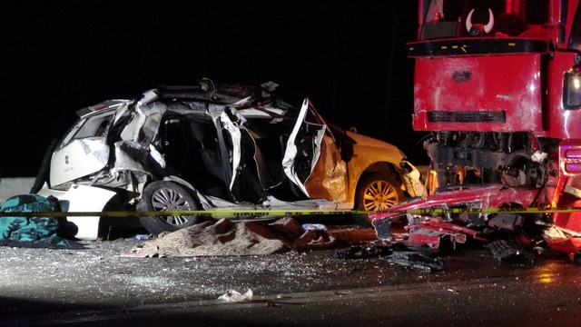 Çocuklarını korumaya çalışırken kazada hayatını kaybeden annenin cenazesi Batman'a gönderildi
Kaza anında çocuklarının üzerine kapandı, çocukları kurtuldu anne hayatını kaybetti