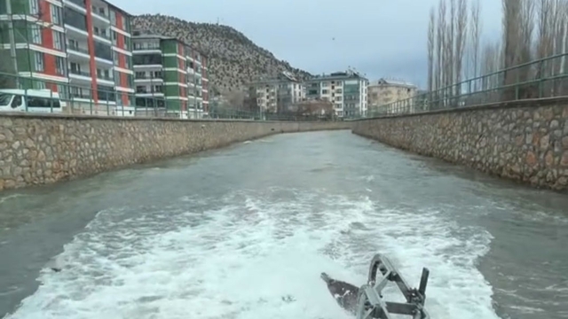 Traktörün suda gidişi ilgi çekti