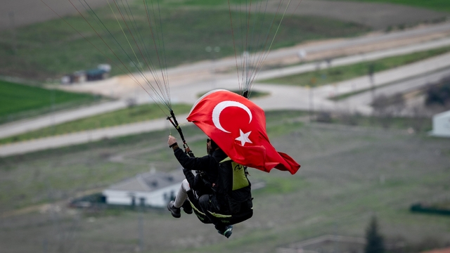 Paraşütçü komiserden Polis Haftası'na özel uçuş