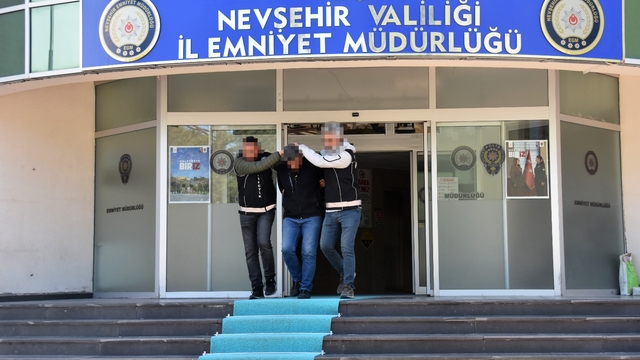 Midelerinde uyuşturucuyla yakalanan 2 şüpheli tutuklandı