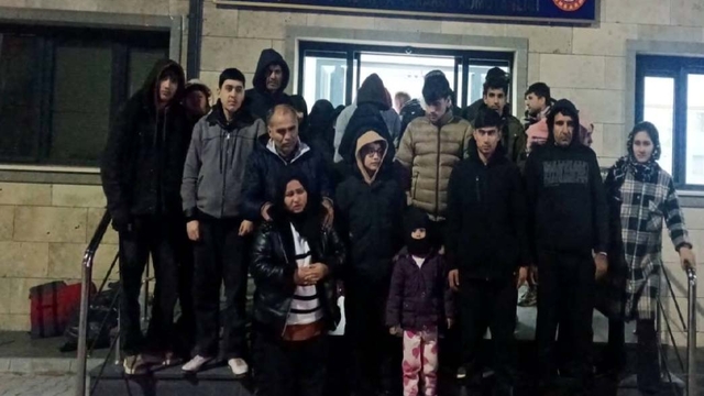 Çanakkale'de göçmen kaçakçılığı iddiasıyla yakalanan 2 zanlı tutuklandı