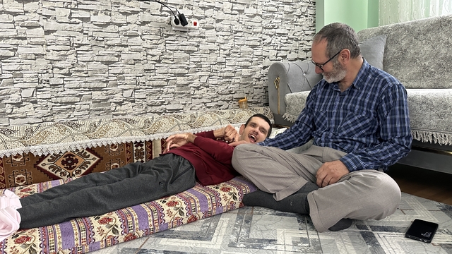 Bedensel engelli oğlu için hazırladığı aparatla takdir toplayan fedakar baba duygularını anlattı