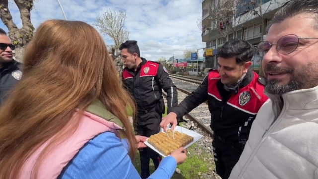 Kavga ihbarına giden polislere gazetecilerden baklavalı kutlama