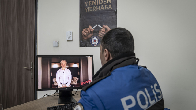 Erzurum'un huzurunu sağlayan polisler temiz bir nefes için sigarayı bıraktı