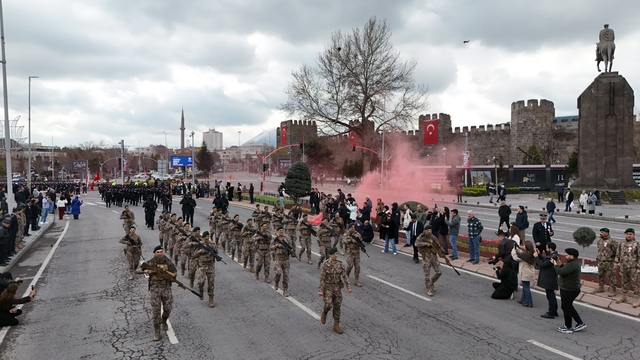 Polis haftasında Özel Harekat'tan nefes kesen gösteri
Tarihi kalede halatla 'ters iniş' yaptılar