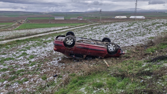 Çorum'da otomobil şarampole yuvarlandı: 3 yaralı