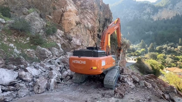 Fethiye'de yamaçtan düşen kaya parçaları yolu kapattı (2)