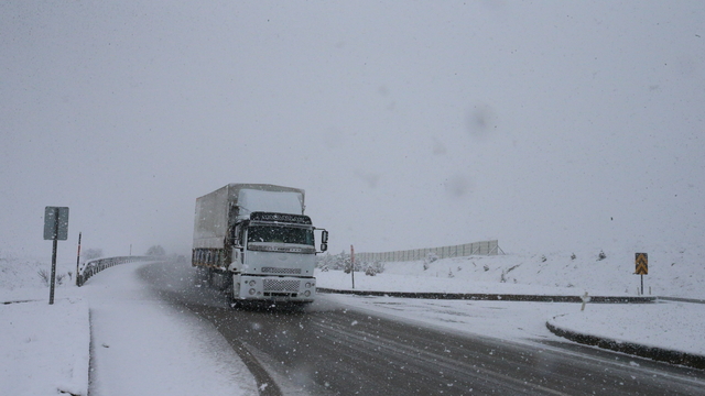Tokat-Sivas kara yolunda kar yağışı etkili oluyor