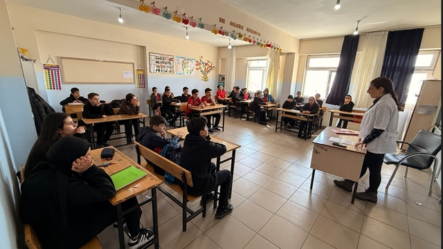 Hakkari'de öğrenciler doktorluk mesleği anlatıldı