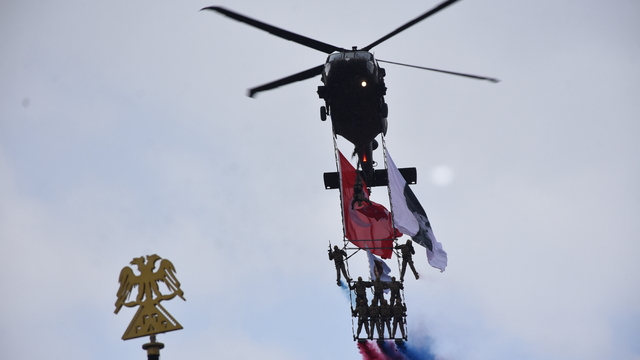 Polislerden helikopterde 'üzüm salkımı' gösterisi