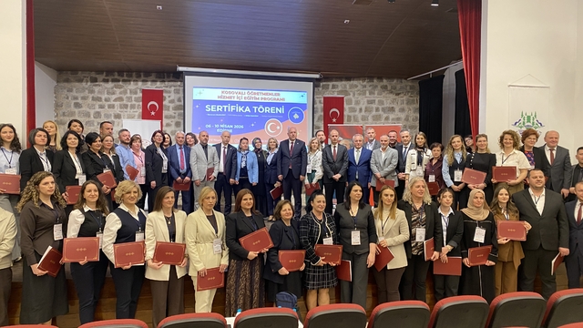 Edirne'de hizmet içi eğitime katılan Kosovalı öğretmenlere sertifika verildi