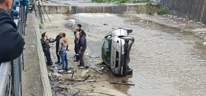 Kanala uçan otomobildeki anne ve bebeği kurtarıldı