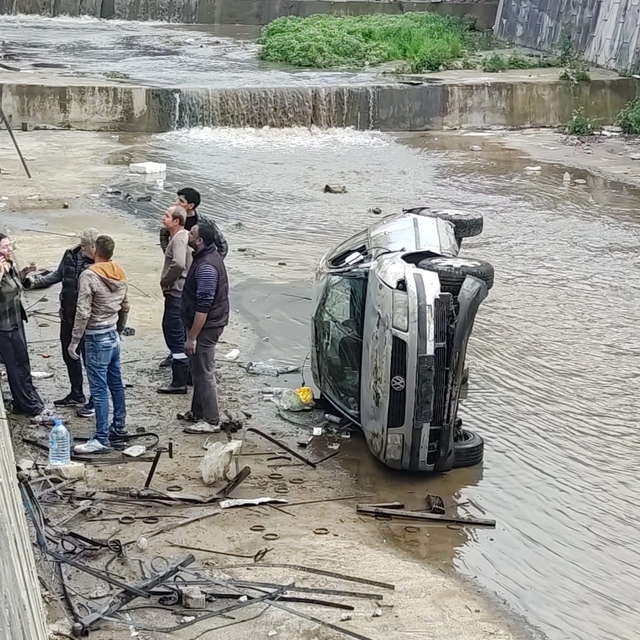 Kanala uçan otomobildeki anne ve bebeği kurtarıldı