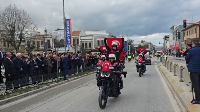 Edirne'de polislerden 181'inci yıl töreni
Edirne'de polislerin araç kortej geçişi ilgiyle izlendi