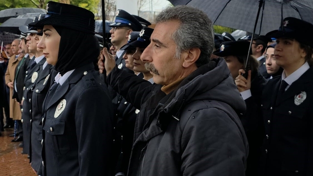 Diyarbakır'da yürek ısıtan görüntü: Vatandaşlar yağmurda ıslanan polislere şemsiye tuttu