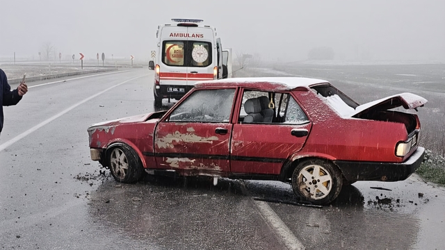 Çorum'da otomobil tabelaya çarptı: 1 yaralı