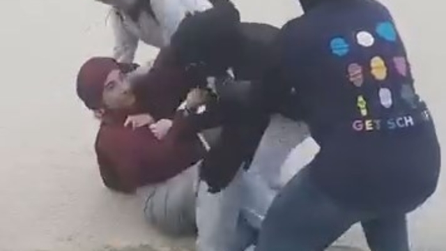 Tartıştıkları okul arkadaşlarını darbettiler; o anlar kamerada