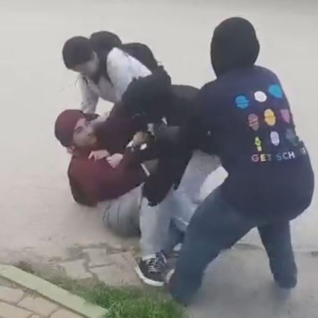 Tartıştıkları okul arkadaşlarını darbettiler; o anlar kamerada