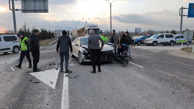 Kütahya'da iki otomobil çarpıştığı kazada 2 kişi yaralandı