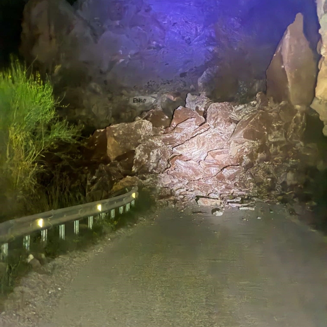 Fethiye'de kaya düşmesi sonucu Faralya yolu ulaşıma kapandı