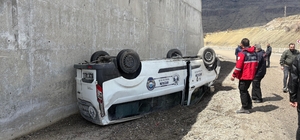 Kontrolde çıkan hafif ticari araç devrildi: 1 yaralı