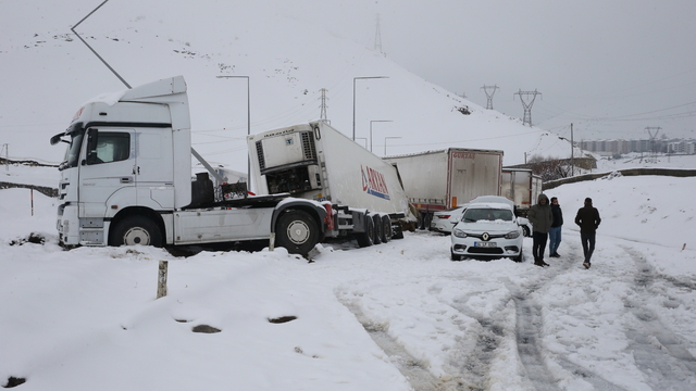 Bitlis'te zincirleme trafik kazasında 7 kişi yaralandı