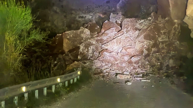 Fethiye'de kaya düşmesi sonucu Faralya yolu ulaşıma kapandı