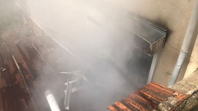 Burdur'da yangında mahsur kalan 2 kadını ekipler kurtardı