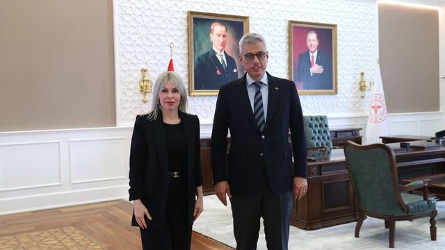 Türkiye'nin CAR-T hamlesi güçleniyor
Akdeniz Üniversitesi Rektörü Prof. Dr. Özlenen Özkan:
"Ülkemiz için stratejik öneme sahip bu ileri tedavi altyapısını kazandırmış olmanın gururunu yaşıyoruz. İlk tedaviyi gerçekleştirmek için gün sayıyoruz"