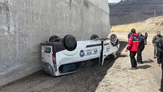 Kontrolde çıkan hafif ticari araç devrildi: 1 yaralı