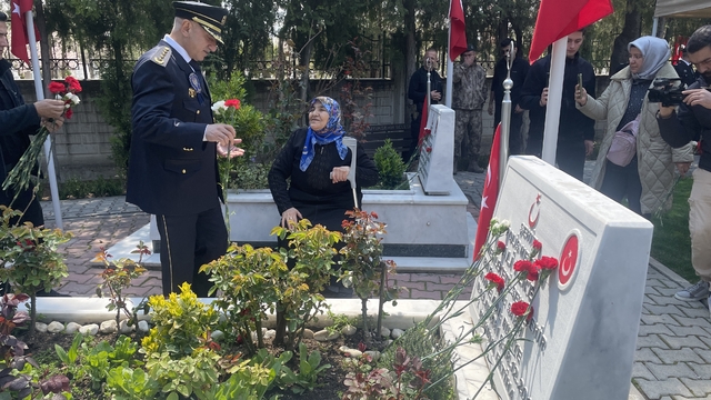 Konya'da Polis Haftası etkinlikleri
İl Emniyet Müdürü Maksut Yüksek:
"Konya'da asayişin ve huzurun kalıcı kılınması için gece gündüz 24 saat demeden 7 bin 500 personelle cansiperane bir mücadele veriyoruz"
"Polis şehitlerimizin geride bıraktıkları emanetleri eşleri, anneleri, aileleri biz her daim onların yanındayız"