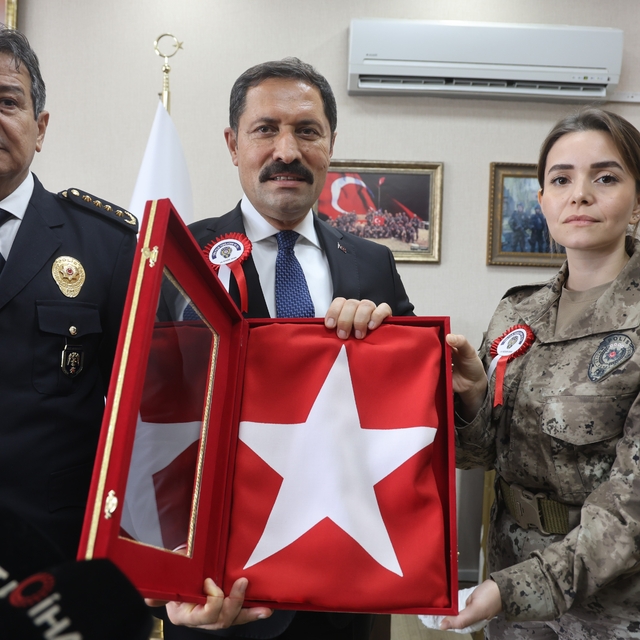 Şehidin kızı PÖH üniformasıyla babasının izinden gidiyor
Şehit kızı Özel Ha...