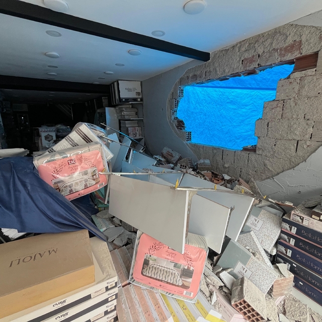 Dükkanı yıkılan esnafa 'brandalı' çözüm