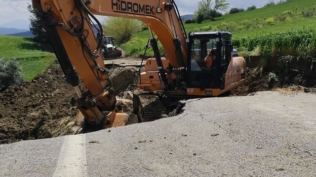 Osmaniye'de sağanak nedeniyle çöken köy yolunda ekiplerin çalışması sürüyor