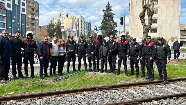 Batman'da gazetecilerden "kavga" ihbarına gelen polislere sürpriz kutlama