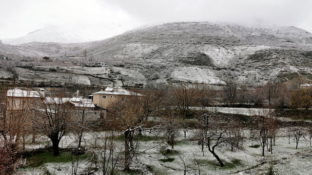 Erzincan'ın yüksek kesimlerine kar yağdı