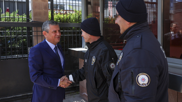 CHP Genel Başkanı Özel, genel merkezde görevli emniyet personelinin Polis Günü'nü kutladı