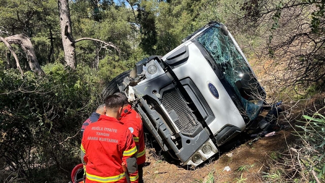 Yoldan çıkıp 15 metreden yuvarlanan beton mikserinin şoförü yaralandı