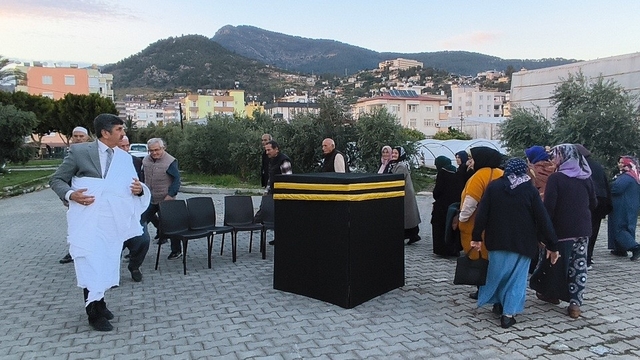 Anamur'da hacı adaylarına Kabe maketiyle uygulamalı eğitim