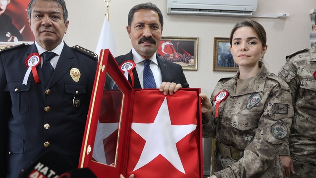 Şehidin kızı PÖH üniformasıyla babasının izinden gidiyor
Şehit kızı Özel Harekat Polisi Edanur Bulkan:
"Polislik bana babamdan yadigar. İnşallah alnımın akıyla da bu yolda devam edeceğime inanıyorum"