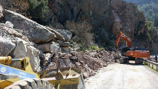 Faralya'da heyelan müdahalesi