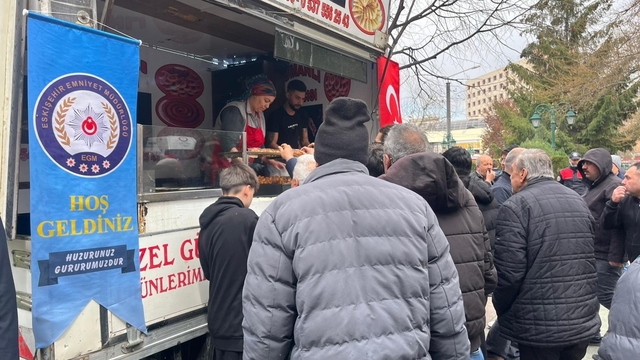 Mevlit çıkışı vatandaşlara lokma ikramı