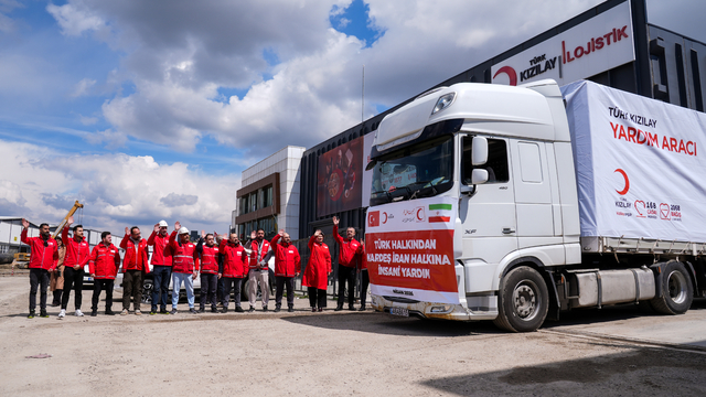 Türk Kızılayın İran için hazırladığı insani yardım malzemelerini taşıyan 4 tır yola çıktı