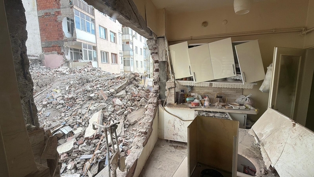 8 katlı binanın yıkımı sırasında iş yerinden sonra bir evin de duvarı yıkıldı