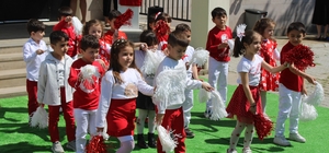 Minik öğrenciler polis abileri unutmadı