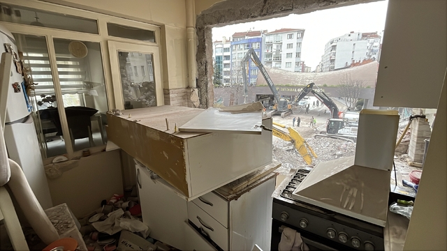 Eskişehir'de bina yıkımı sırasında bir evin mutfak duvarında hasar oluştu