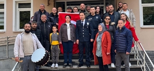 Mahalle sakinlerinden polislere sürpriz kutlama