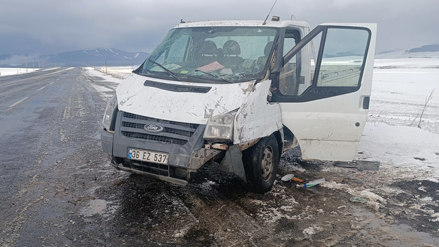 Kars'ta şarampole devrilen kamyonetin sürücüsü yaralandı
